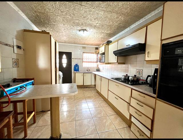 3 BEDROOM FREEHOLD FOR SALE IN MDANTSANE NU 17